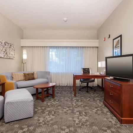 Courtyard By Marriott Palmdale Hotel Exterior photo