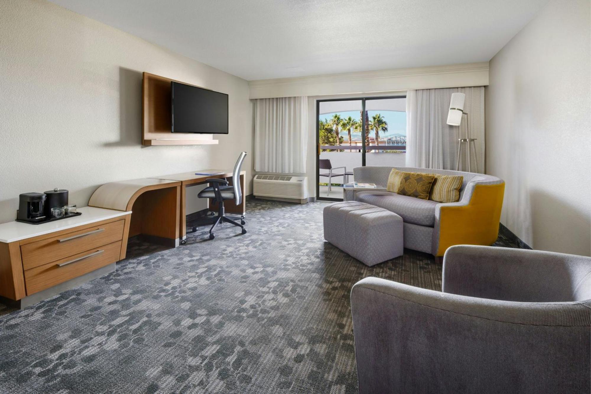 Courtyard By Marriott Palmdale Hotel Exterior photo