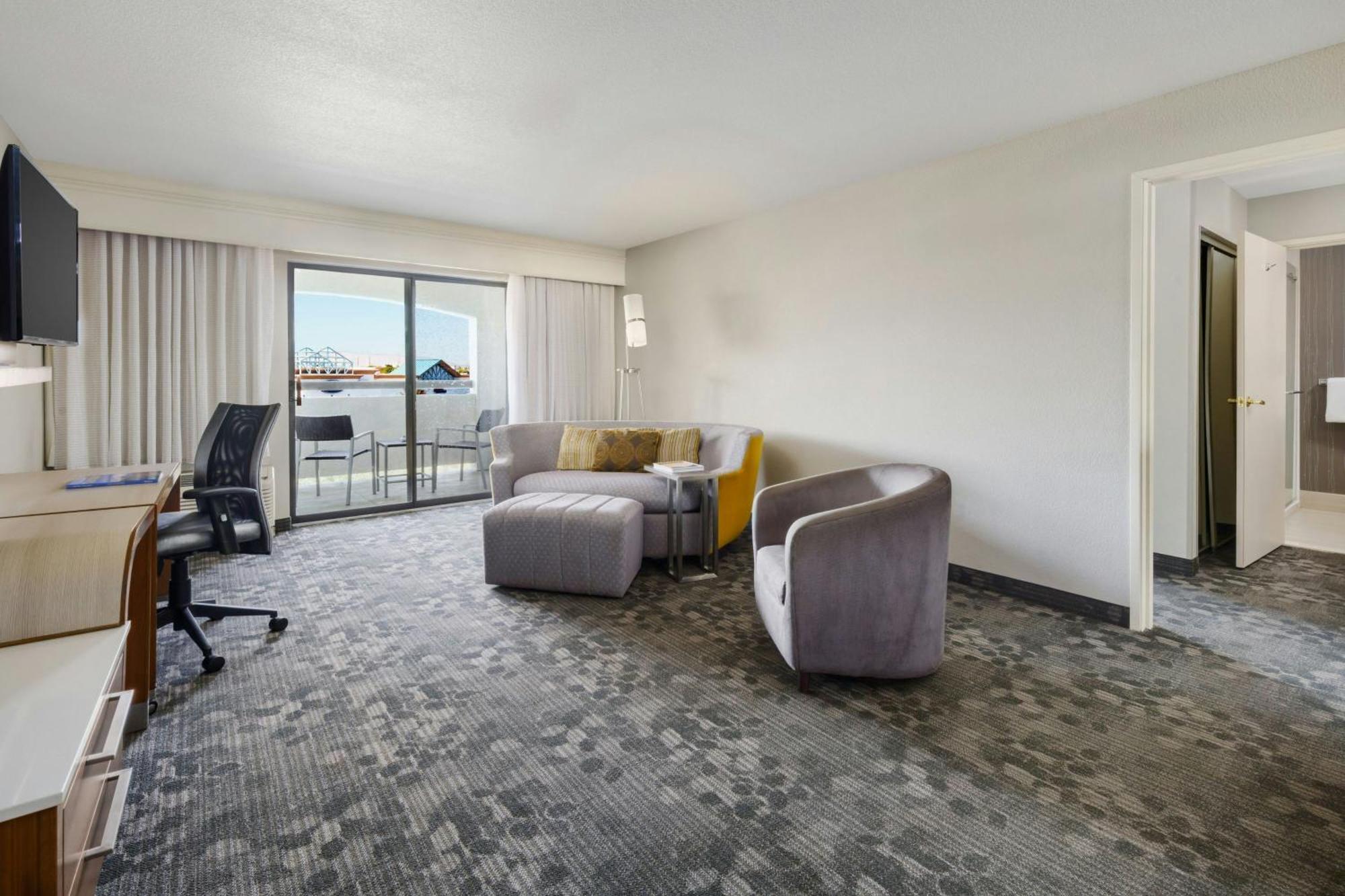 Courtyard By Marriott Palmdale Hotel Exterior photo