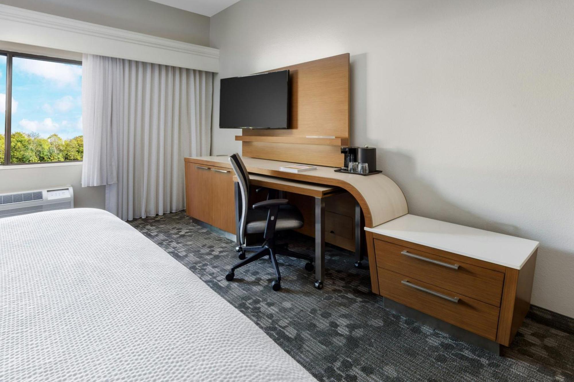 Courtyard By Marriott Palmdale Hotel Exterior photo