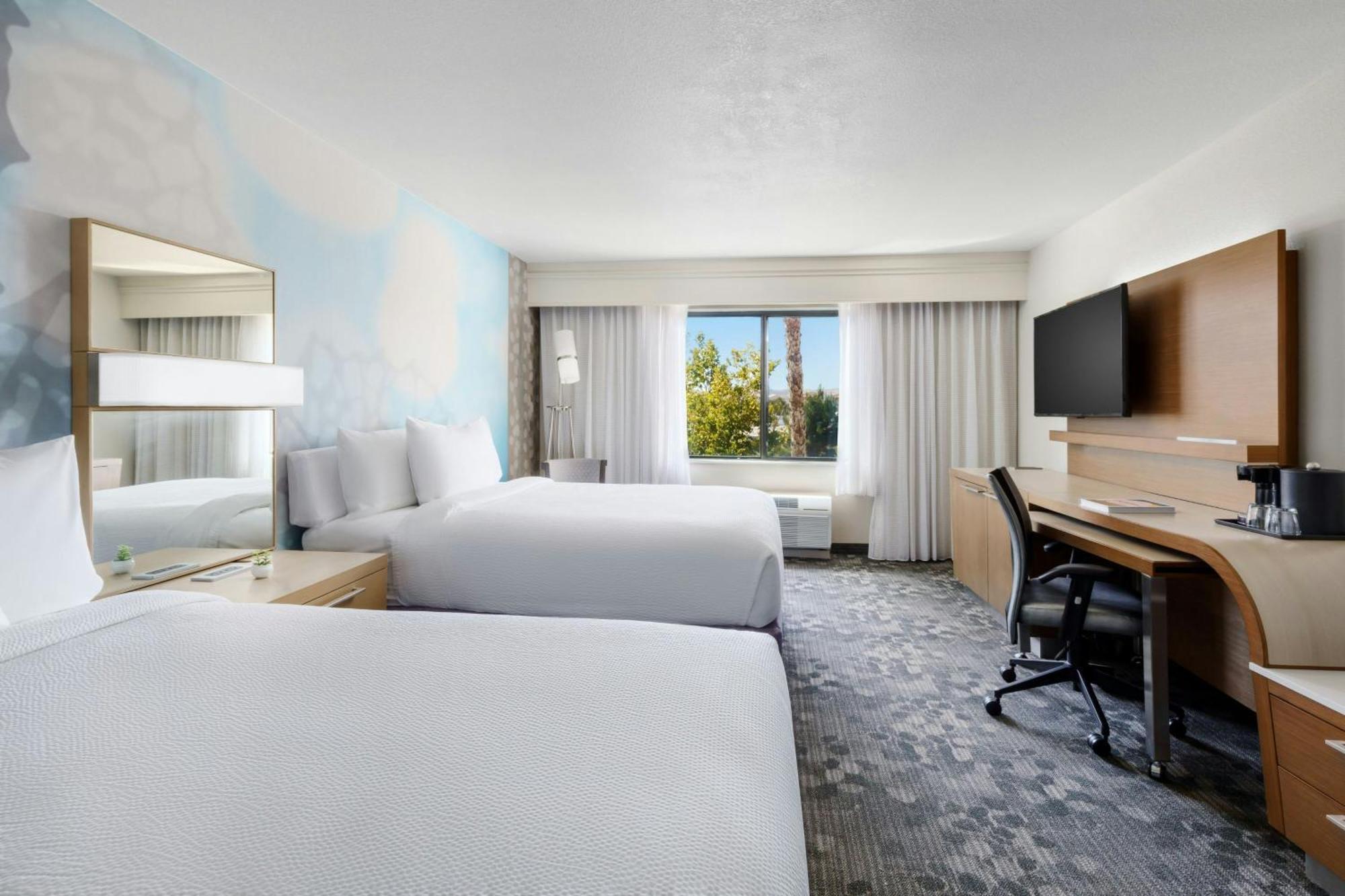 Courtyard By Marriott Palmdale Hotel Exterior photo