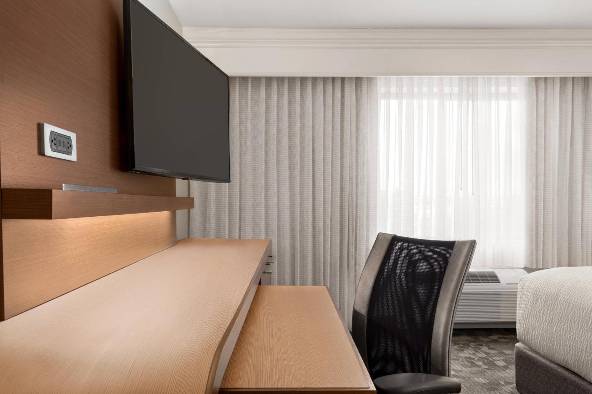 Courtyard By Marriott Palmdale Hotel Exterior photo
